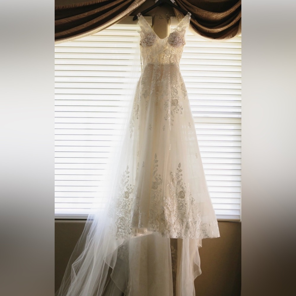 Rita Vinieris Avery beautiful wedding dress - Picture 2 of 14